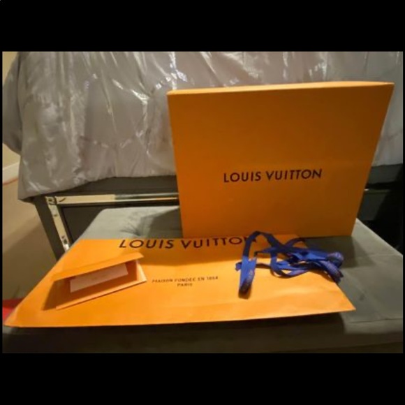 Authentic Louis Vuitton V Monogram MM Canvas, Leather Tote Bag EUC - Picture 2 of 10